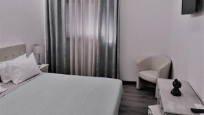 办公桌、遮光窗帘、免费 WiFi、特 色装修