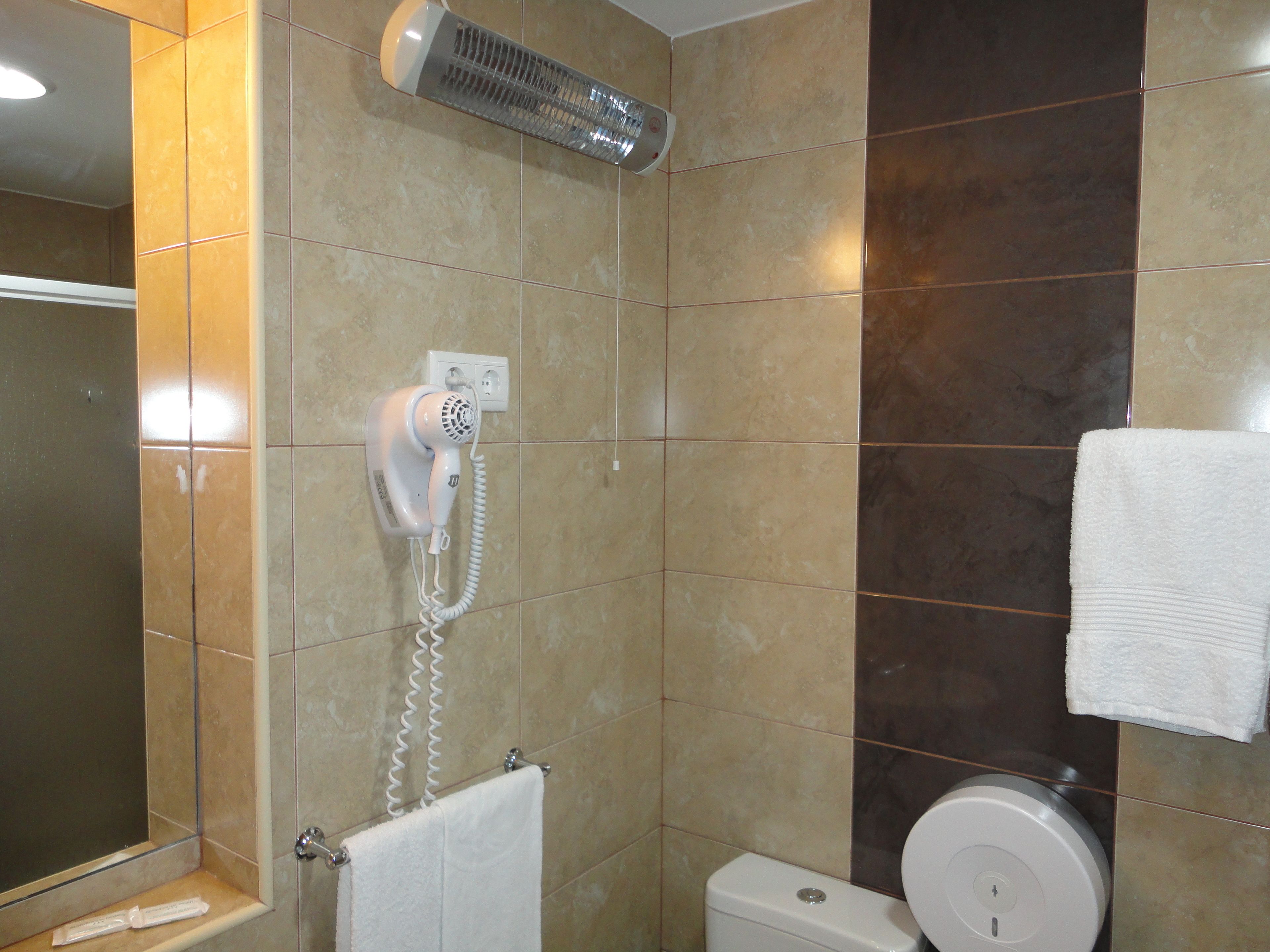 twin room | bathroom | free toiletries, hair dryer, towels