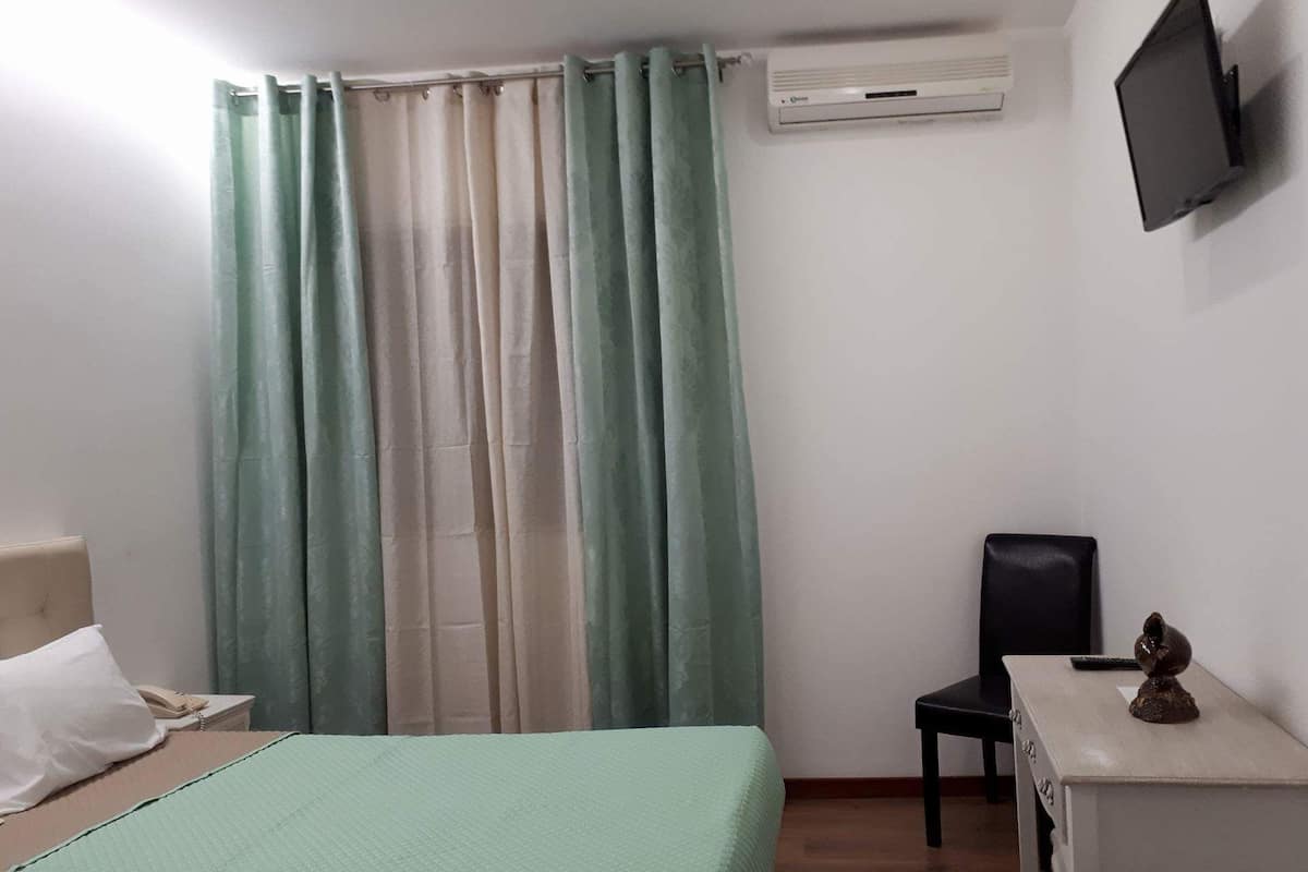 Escritorio, cortinas blackout, wifi gratis y decoración personalizada