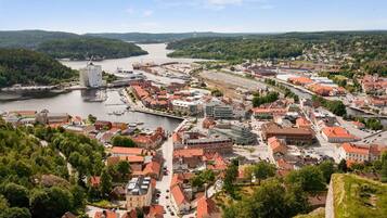 Une ville riveraine dotée de bâtiments historiques, d’un imposant beffroi et d’un port de plaisance.