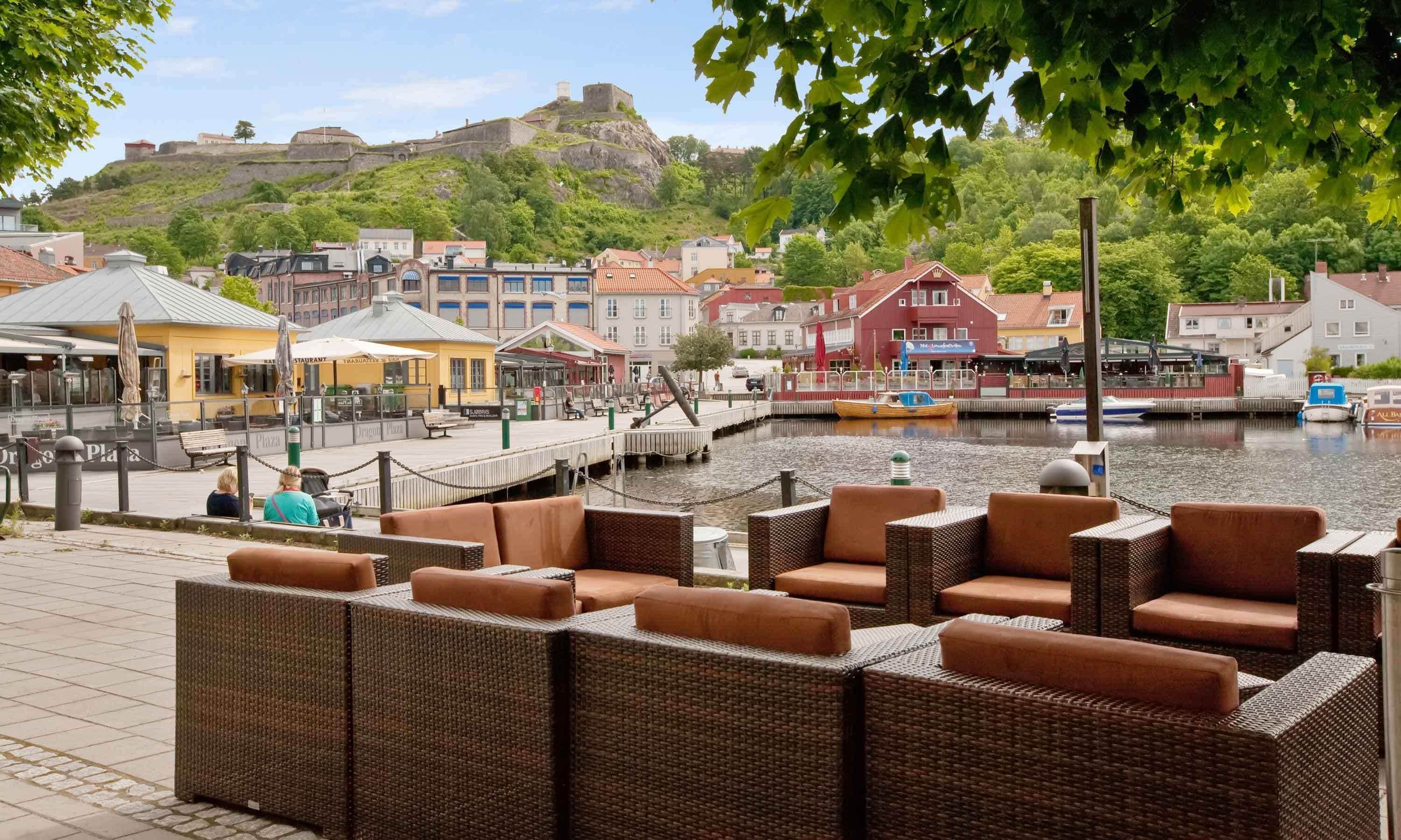 breakfast, lunch and dinner served