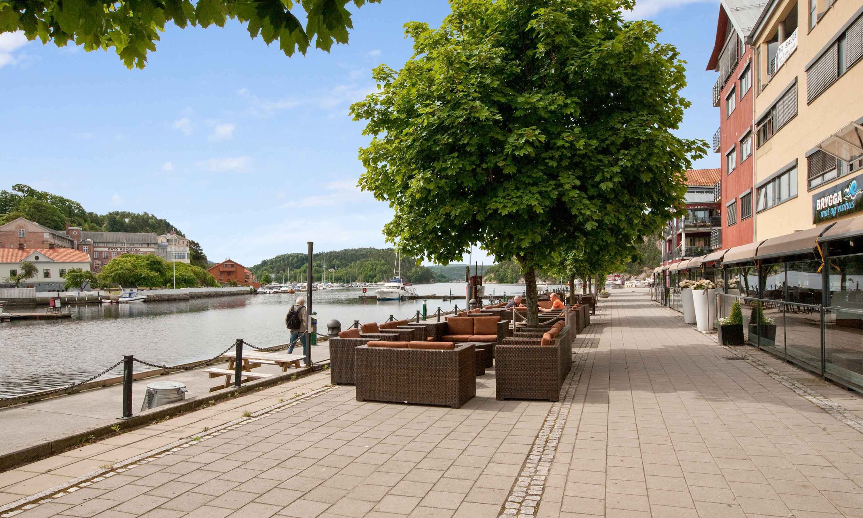 breakfast, lunch and dinner served