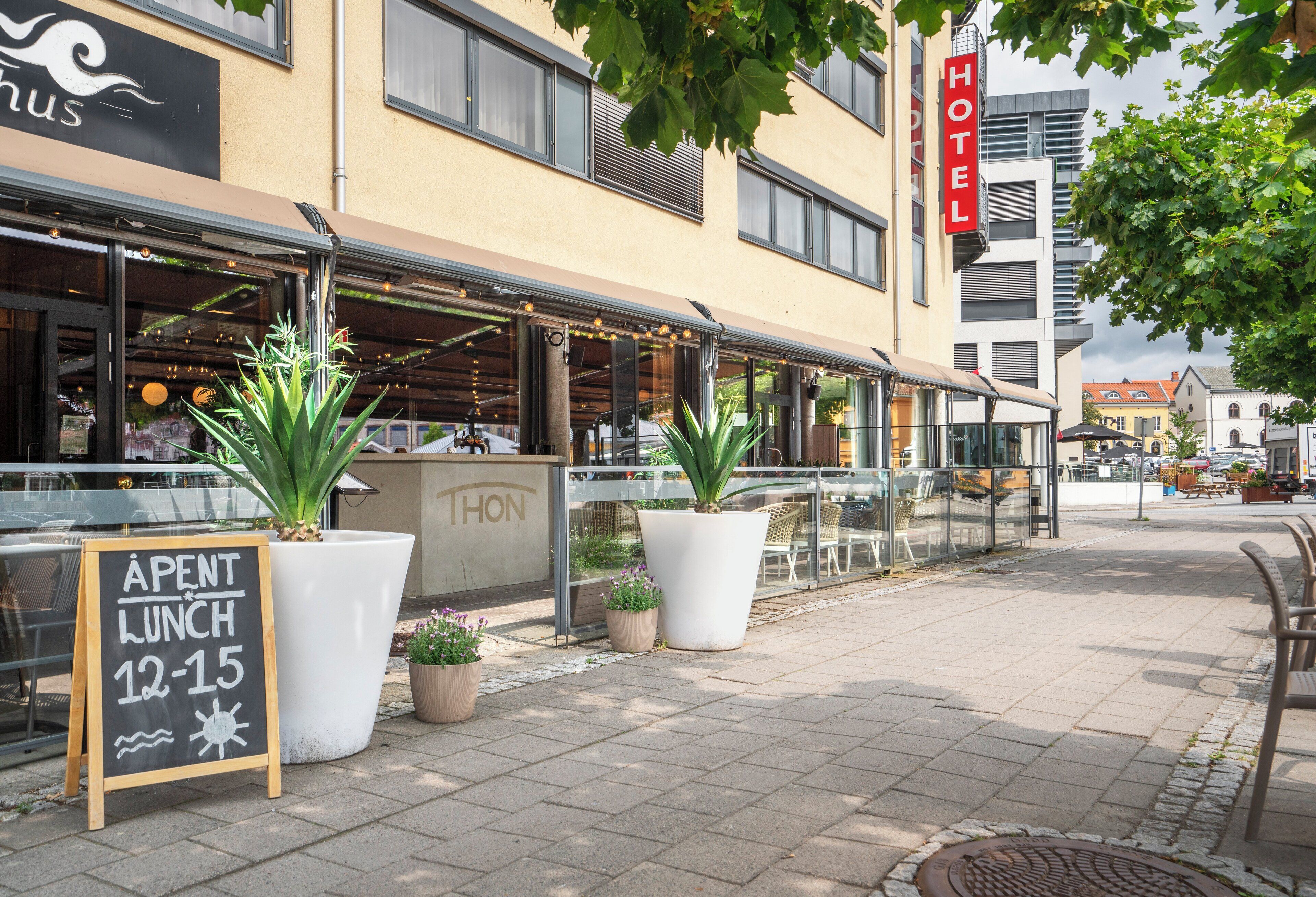 breakfast, lunch and dinner served