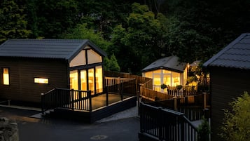 Cabana Suite, Multiple Beds, Park View | Strykejern/-brett, wi-fi (inkludert) og sengetøy