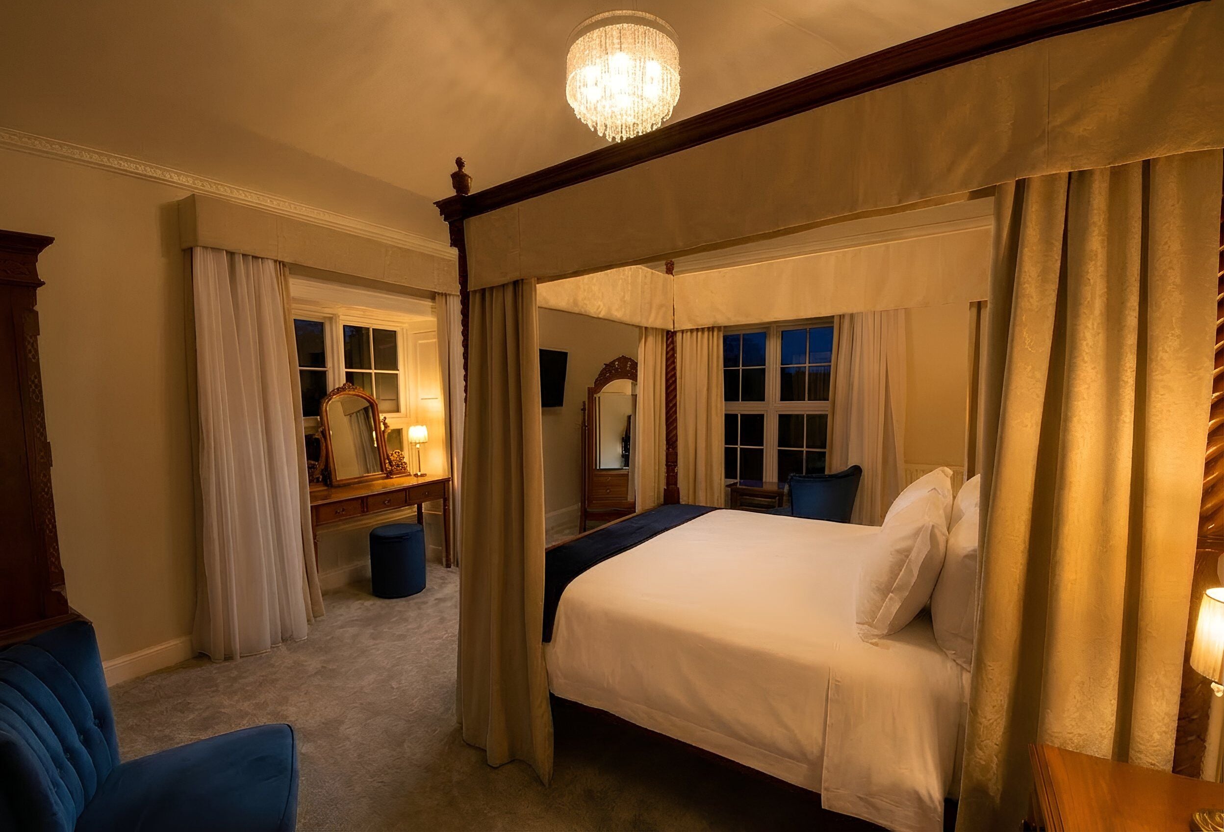 Four Poster Room, 1 King Bed, Double Power Shower, Mountain View | Iron/ironing board, free WiFi, bed sheets