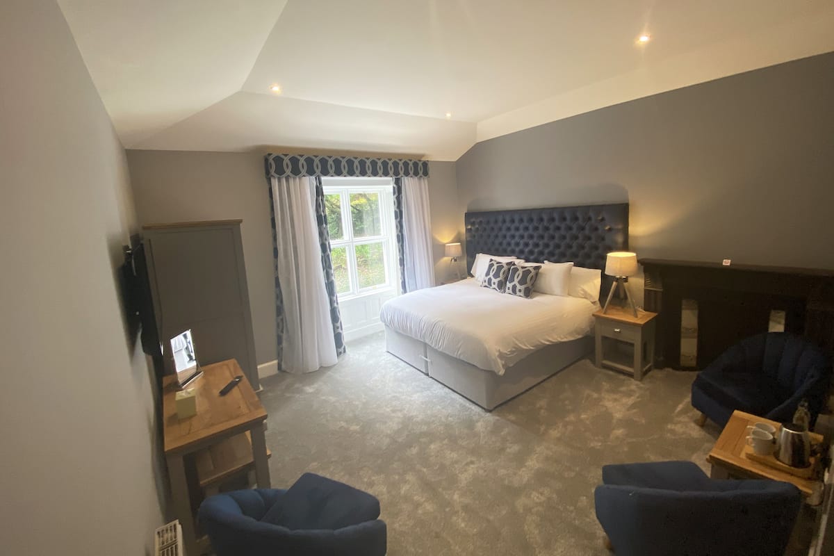 Family King or Twin Room, Multiple Beds, Jetted Tub and Shower | 1 bedroom, iron/ironing board, free WiFi, bed sheets