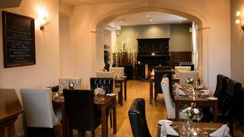 2 restauranter, der serverer morgenmad og aftensmad
