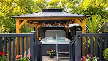Celtic Orchard Lodge | Private spa tub