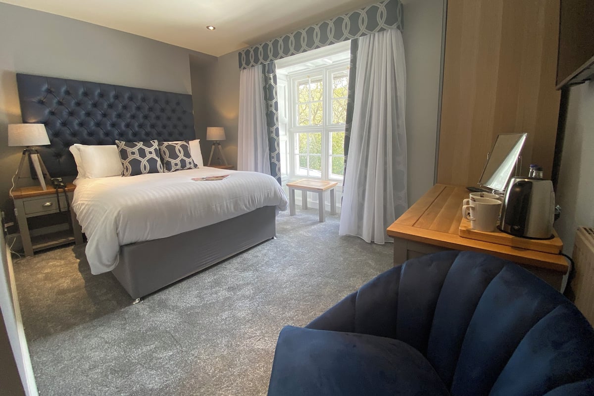 Iron/ironing board, WiFi (free), bed sheets