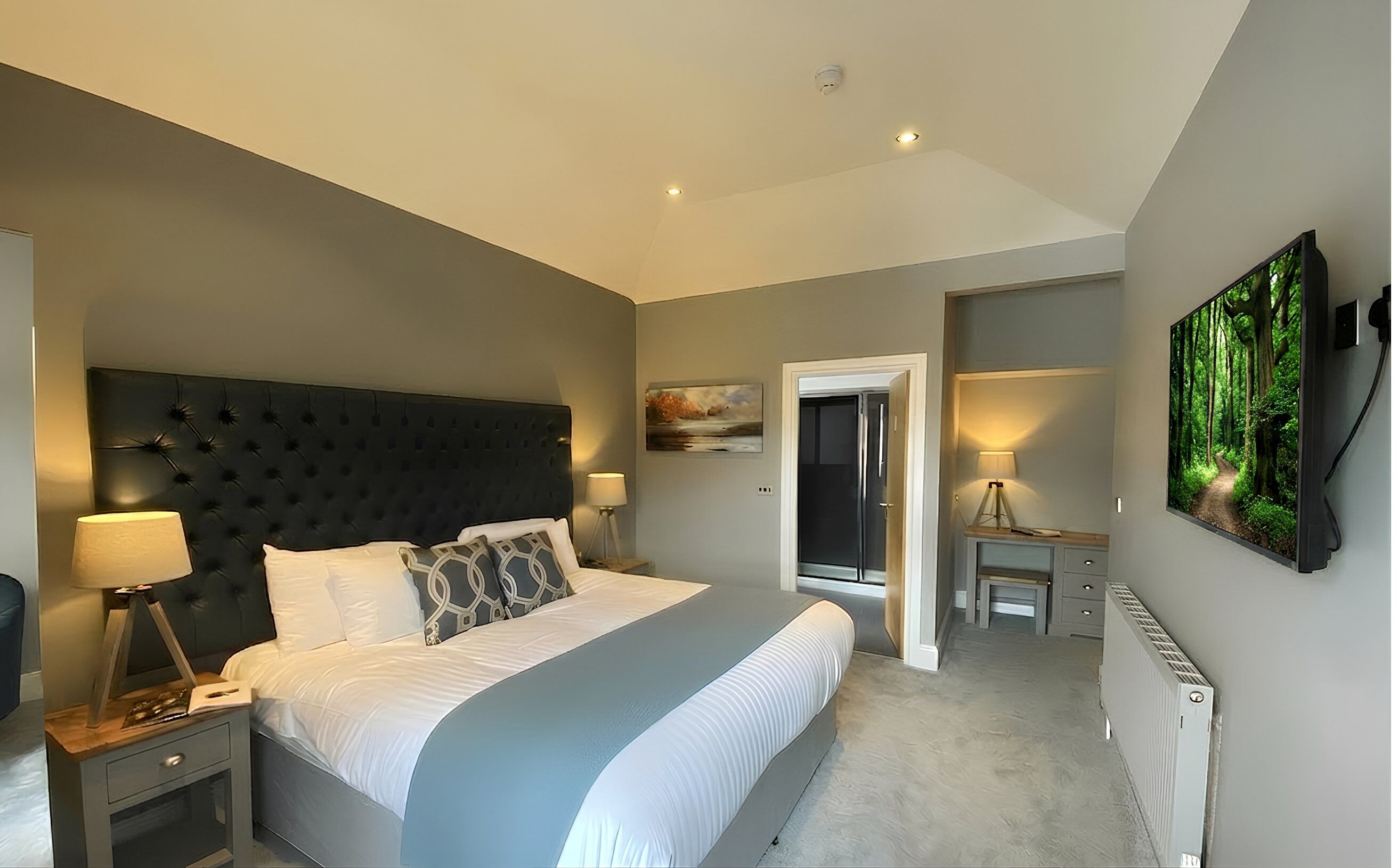 Superior King or Twin Room, 1 King Bed, Double Power Shower, Mountain View | 다리미/다리미판, 무료 WiFi, 침대 시트