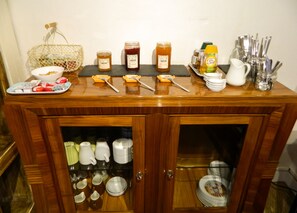 Tägliches kontinentales Frühstück gegen Gebühr