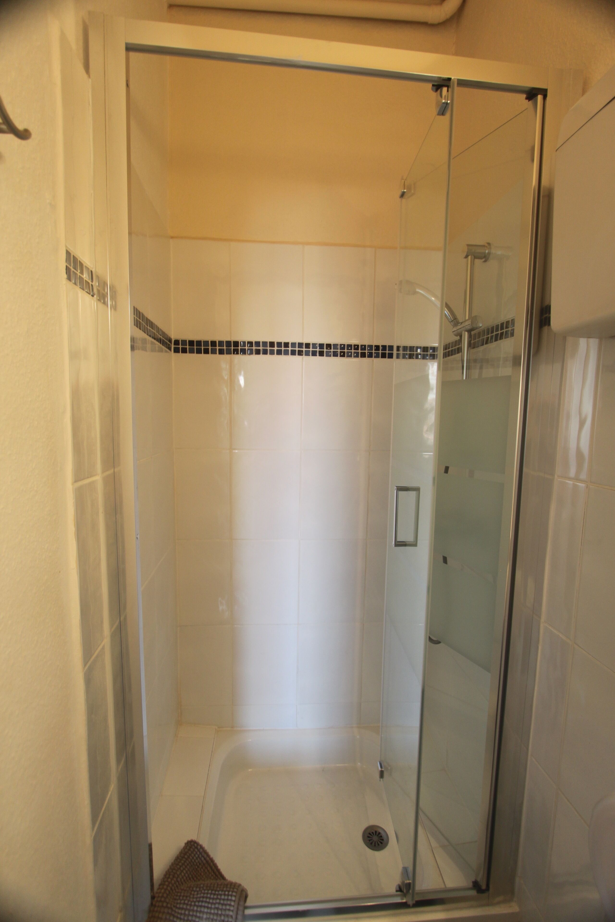 single room, 1 single bed | bathroom | shower, free toiletries, towels, soap