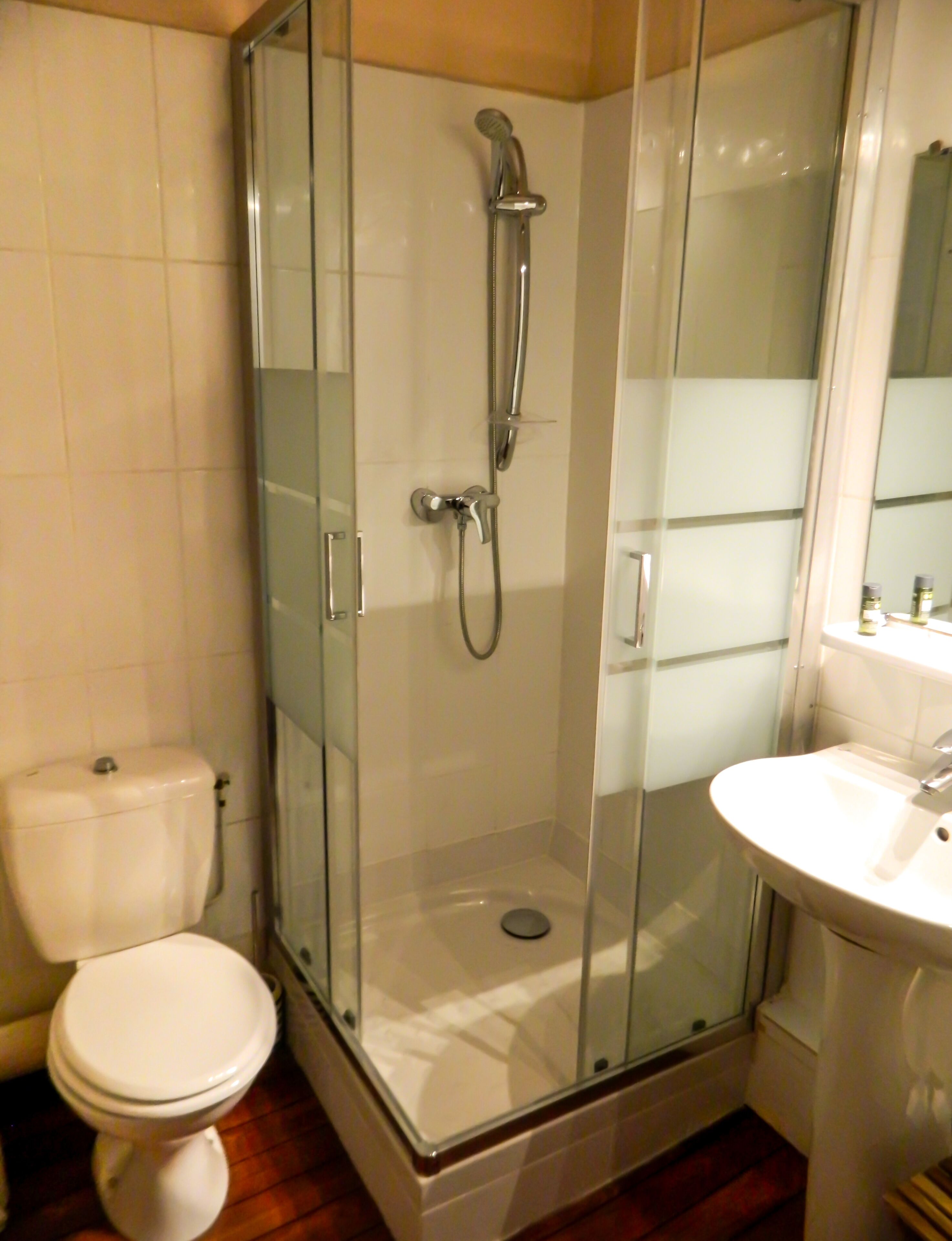 triple room | bathroom | shower, free toiletries, towels, soap