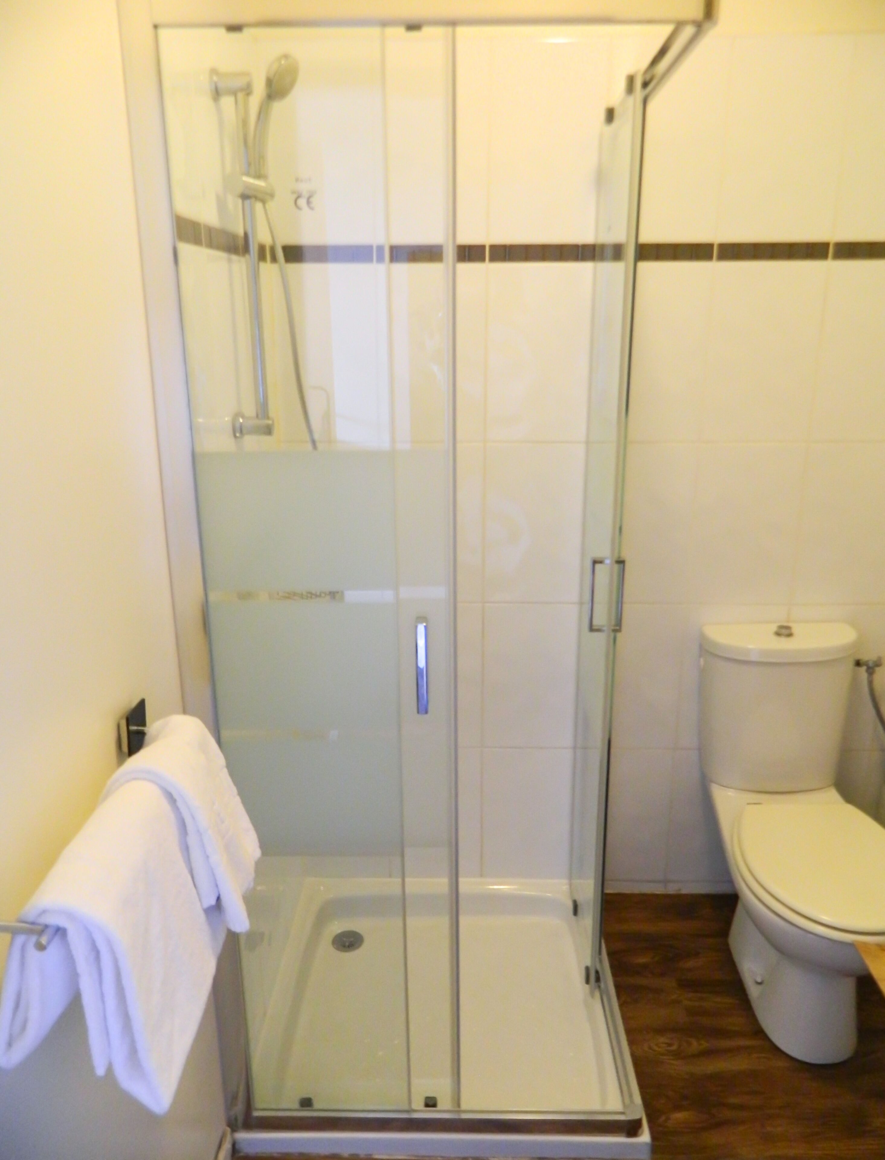 twin room, 2 single beds | bathroom shower