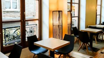 Daily continental breakfast (EUR 10 per person)
