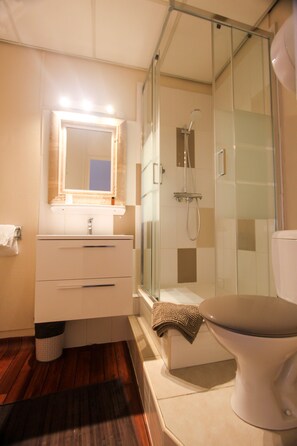 تجهيزات دش، مستلزمات مجانية للعناية الشخصية، مناشف، صابون