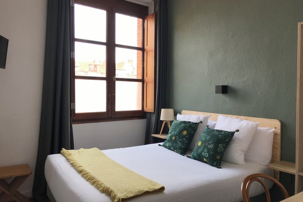 Double Room | Meja, seterika/papan seterika, Wi-fi percuma, cadar katil