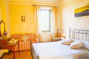 Standaard appartement, 1 slaapkamer, uitzicht op heuvels | Luxe beddengoed, een bureau, gratis babybedden, gratis wifi