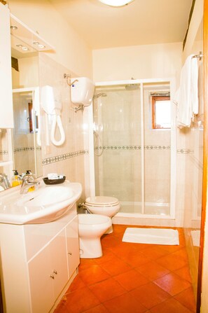 Standaard appartement, 2 slaapkamers, uitzicht op heuvels | Badkamer | Een douche, een haardroger, een bidet