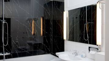 Secador de cabelo, chinelos, toalhas de banho