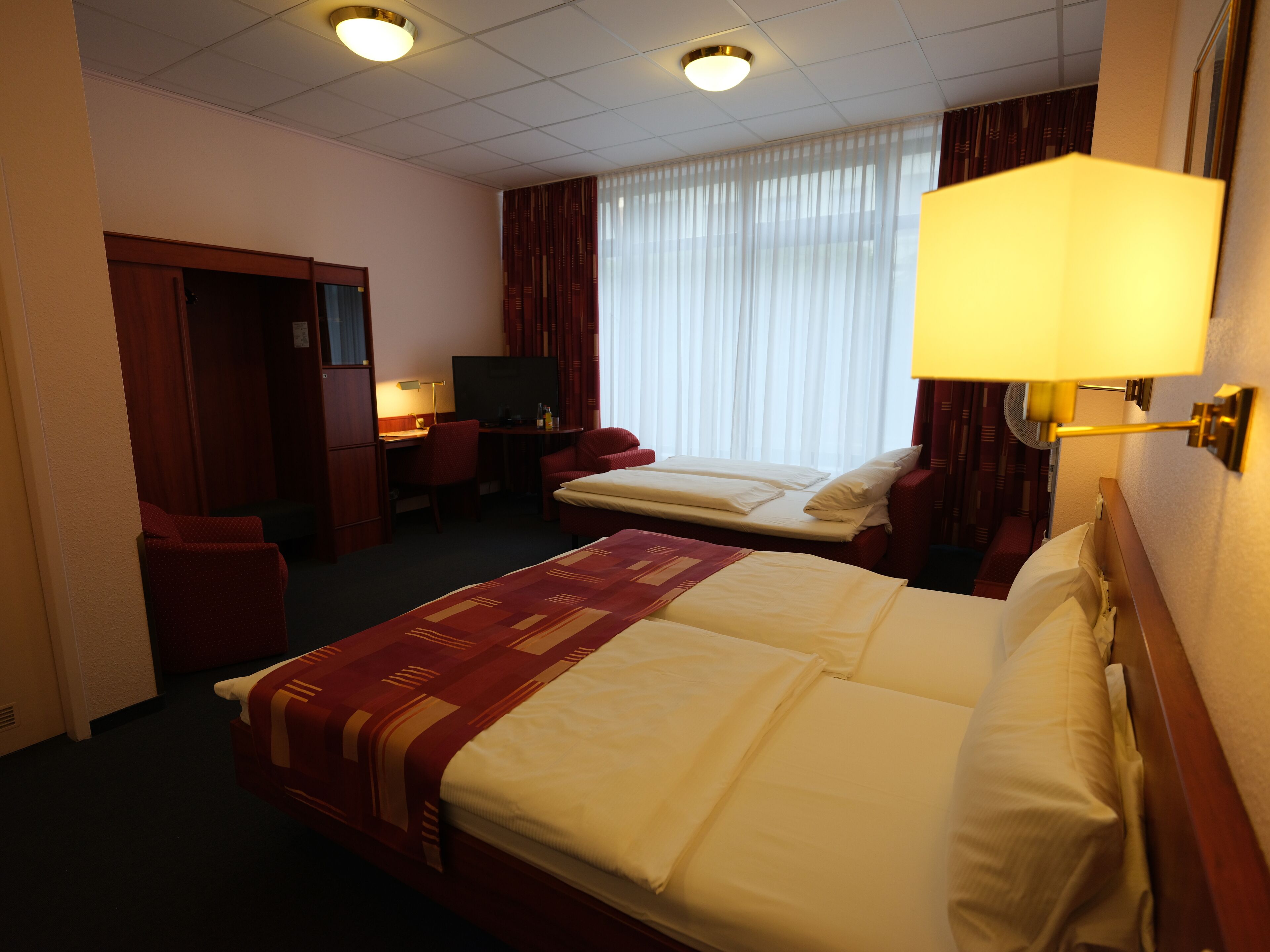 quadruple room, 1 double bed with sofa bed | minibar, in-room safe, desk, soundproofing