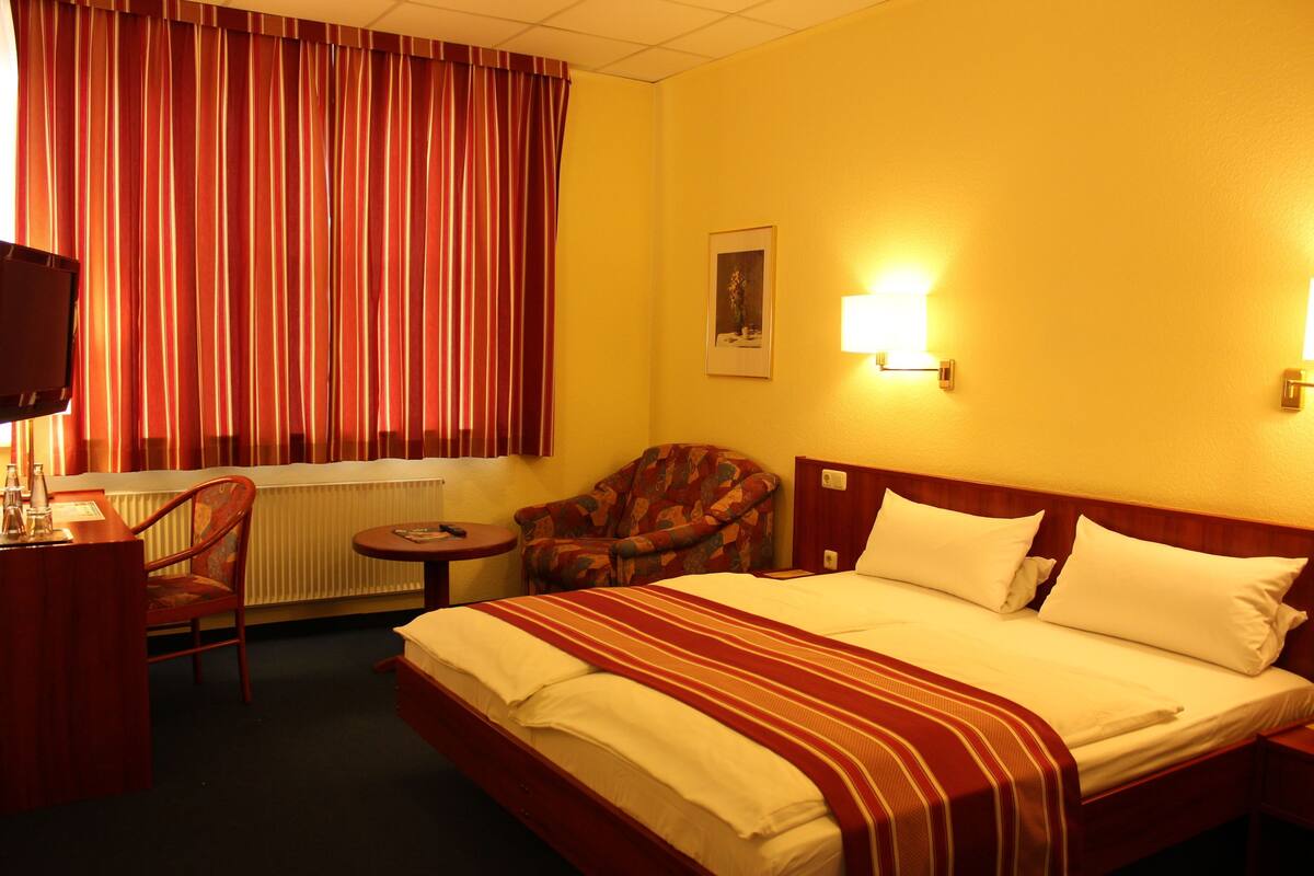 Minibar, Zimmersafe, Schreibtisch, schallisolierte Zimmer