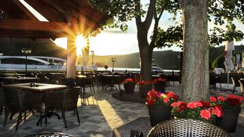 Breakfast, lunch, dinner served; Regional cuisine