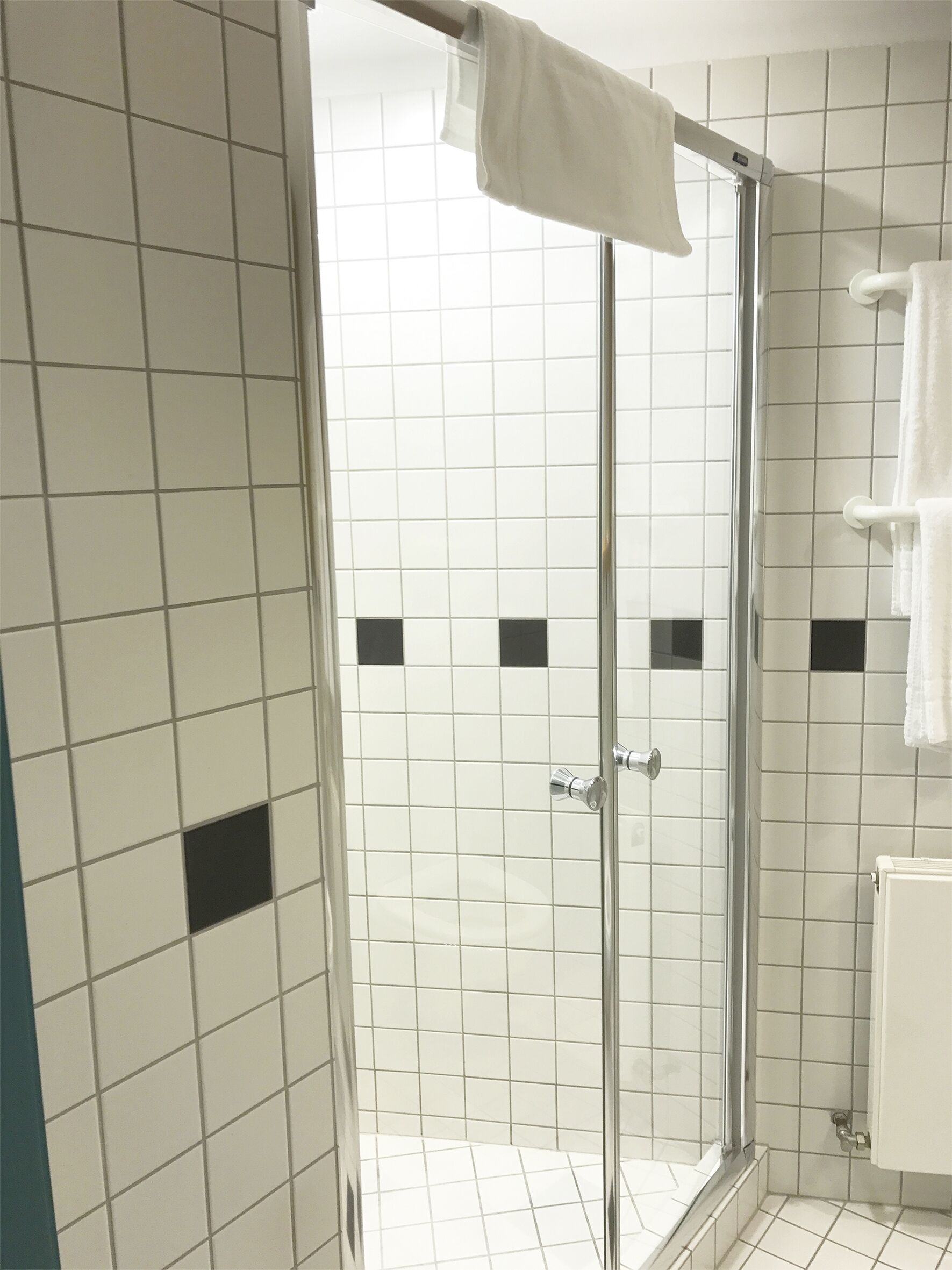 triple room | bathroom | shower, free toiletries, hair dryer, towels