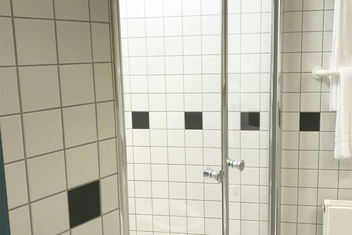 triple room | bathroom | shower, free toiletries, hair dryer, towels