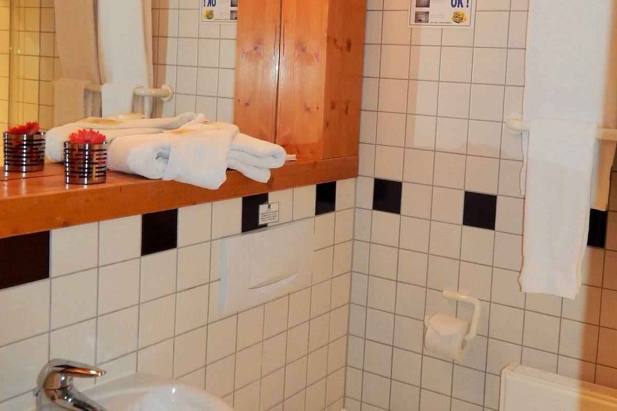 standard single room | room amenity