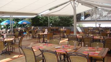 Breakfast, lunch, dinner served; Regional cuisine