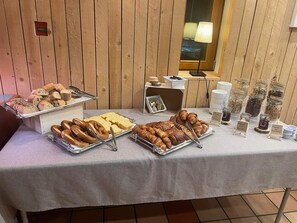 S'hi serveixen esmorzars, dinars i sopars 