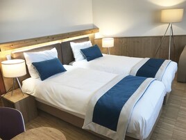 Quarto solteiro clássico | Escrivaninha, cortinas blackout, quartos à prova de som