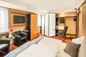 Caja de seguridad en la habitación y escritorio 