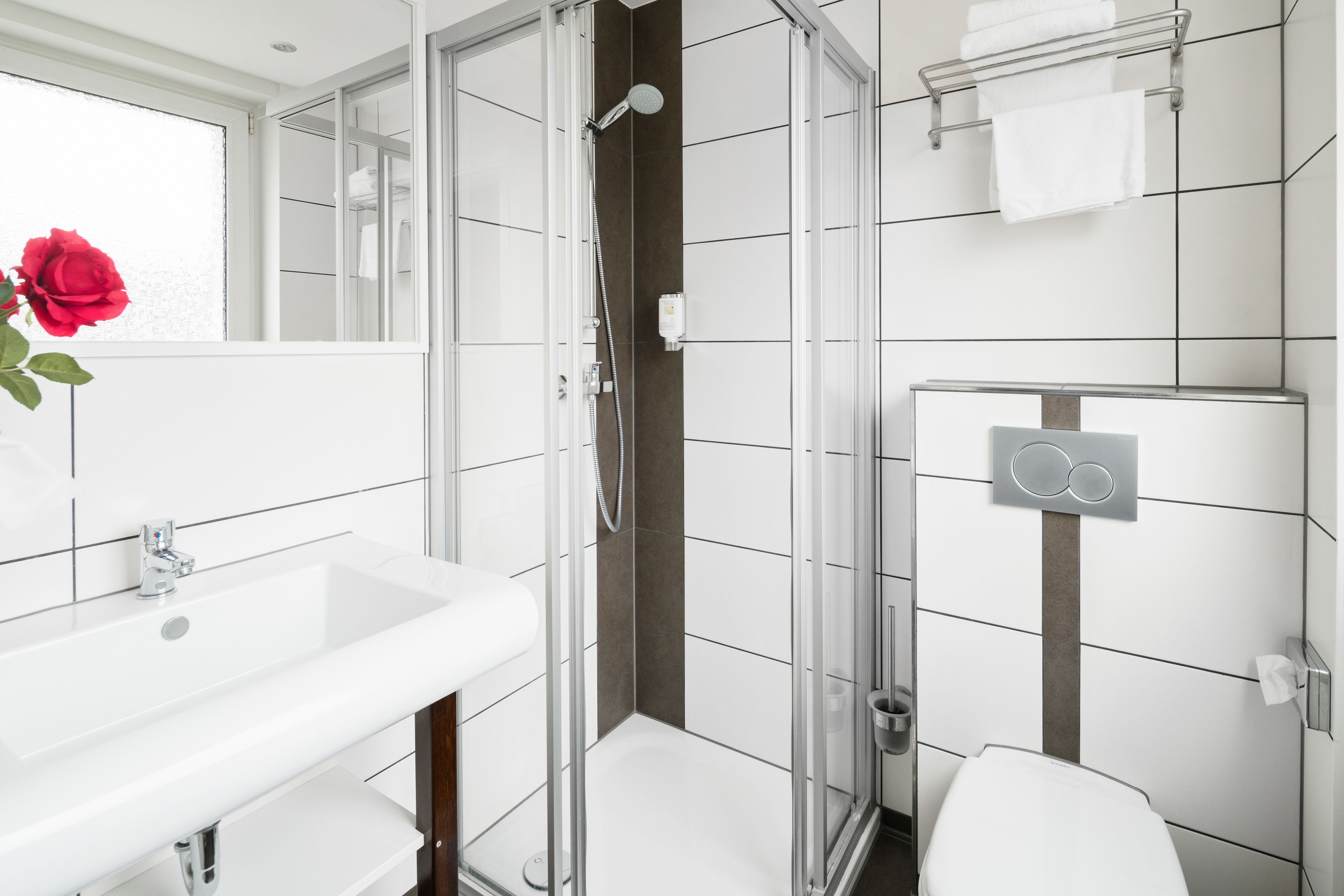 Quarto solteiro standard | Cofres nos quartos, escrivaninha, quartos à prova de som, berços grátis