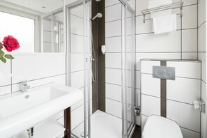 Kamar Single Standar | Brankas, meja kerja, kedap suara, dan tempat tidur bayi gratis