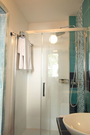 Kamar Double, balkon | Seprai premium, selimut bulu angsa, dan tempat tidur Select Comfort