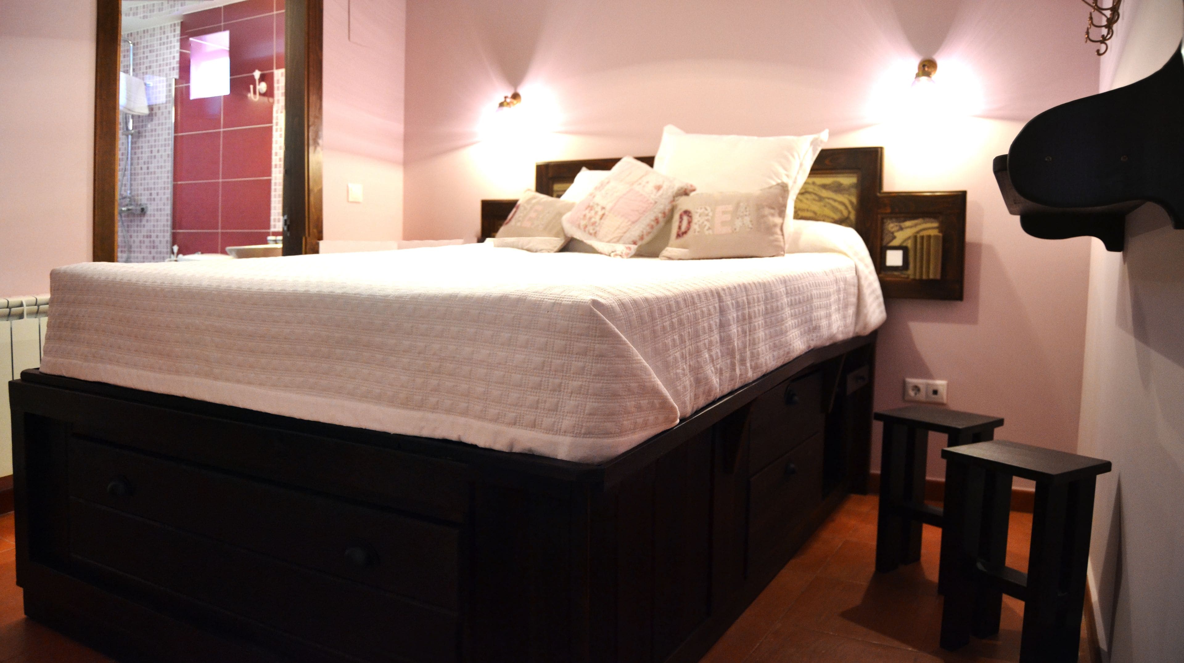 Une chambre à coucher avec un grand lit, des tables de chevet et une commode.