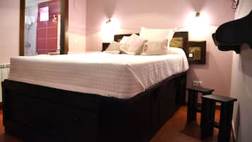 Une chambre à coucher avec un grand lit, des tables de chevet et une commode.