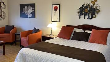 Suite, 1 Queen Bed, Accessible (Main Floor)
