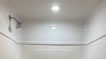 Suite, 1 grand lit, accessible aux personnes à mobilité réduite (Main Floor) | Salle de bain | Douche, articles de toilette griffés, séchoir à cheveux