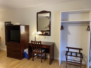 Suite, 1 King Bed (Main Floor)