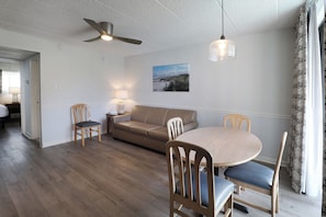 华丽客房 (Efficiency with 2 Queen Beds) | 1 多间卧室、客房内保险箱、熨斗/熨衣板、免费 WiFi