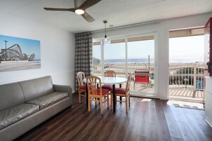 Quarto premier (Ocean Front Beach Suite) | Área de estar | TV de tela plana