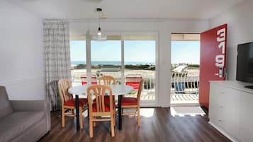Habitación Premier (Ocean Front Beach Suite) | Área de sala de estar | Televisión de pantalla plana