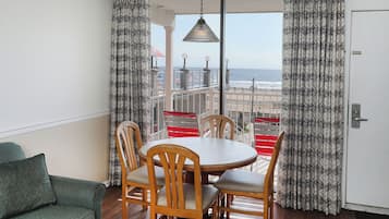 プレミア ルーム (Ocean View Efficiency 4th Floor) | リビング エリア | 薄型テレビ