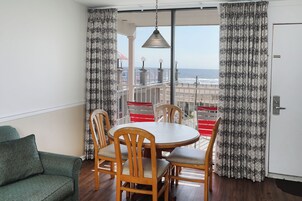 尊贵客房 (Ocean View Efficiency 4th Floor) | 起居区 | 平板电视