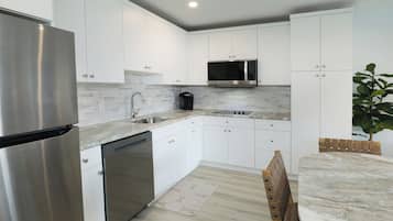 Suite Deluxe (Townhouse Apartment) | Cocina privada | Cafetera y tetera