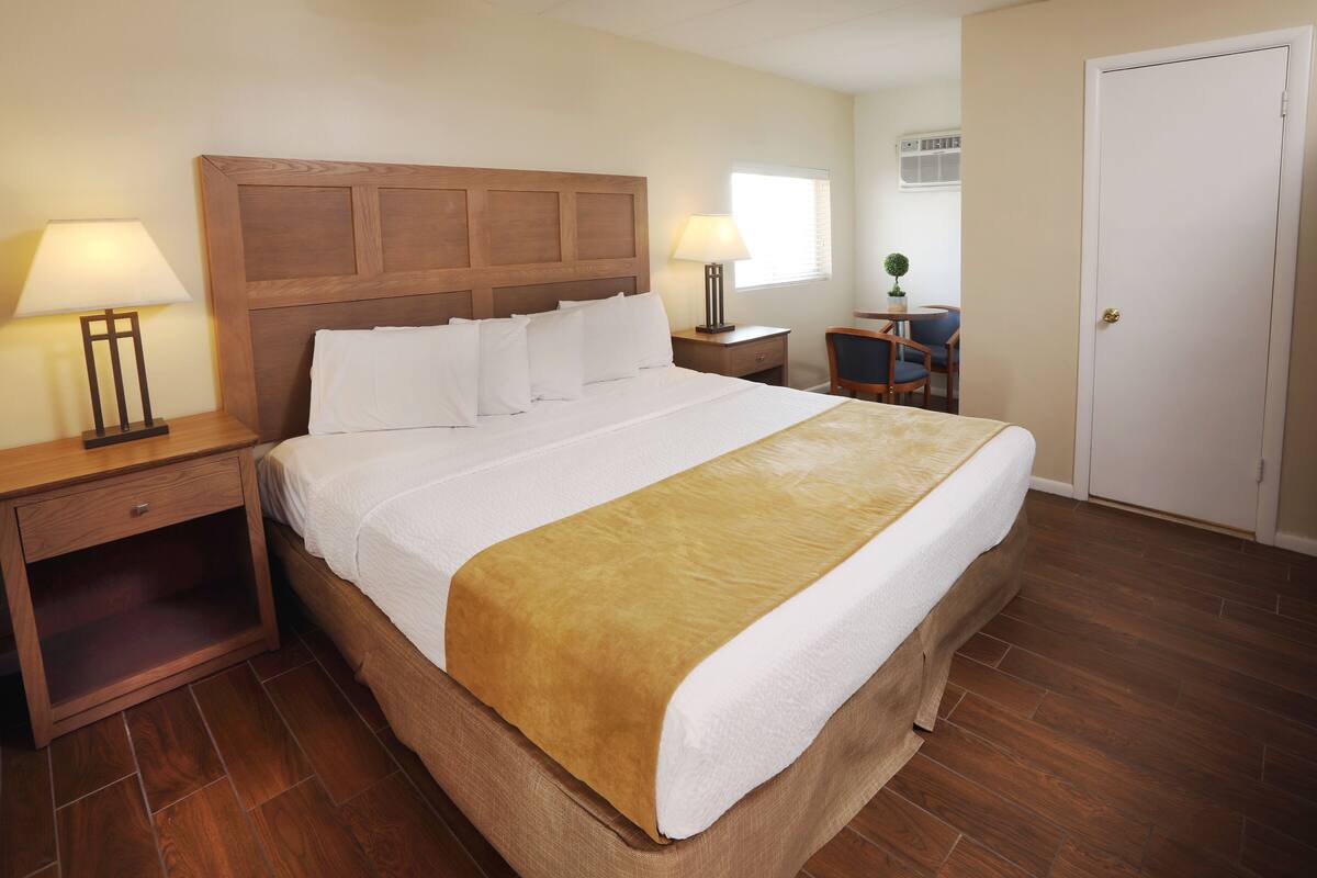 Deluxe Room (Motel Room with King Bed Non- View) | In-room safe, iron/ironing board, WiFi (free), bed sheets