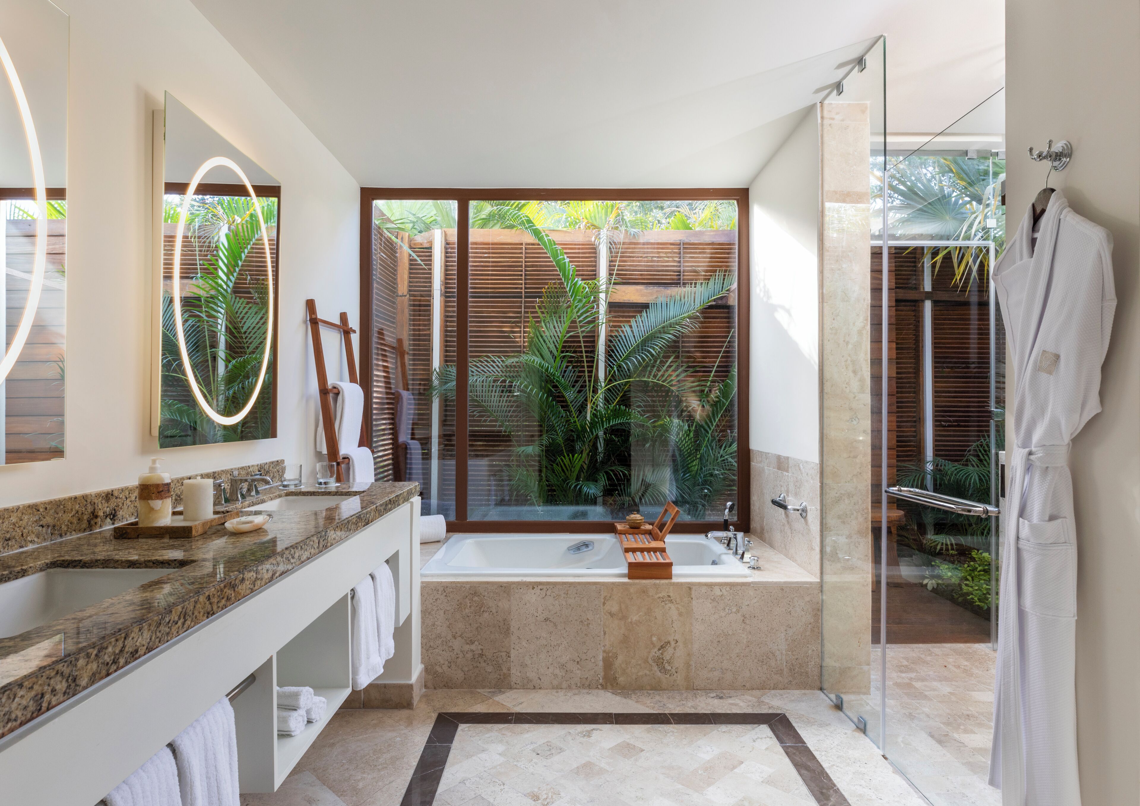 Badewanne und Dusche (separat), Designer-Toilettenartikel, Haartrockner